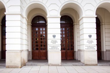 Işareti ile Polonya Bilimler Akademisi bina Pediment