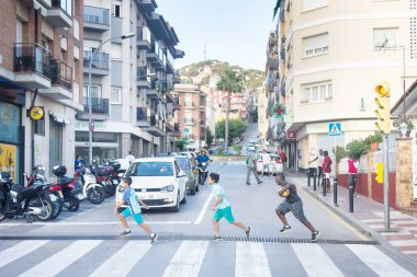 Farklı ırklardan çocuklar yeşil ışıkta caddenin karşısına koşuyor