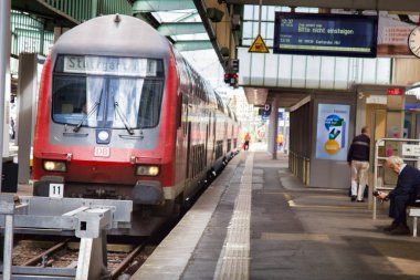Aslan tren platformu, terminaller, iniş ve yolcular