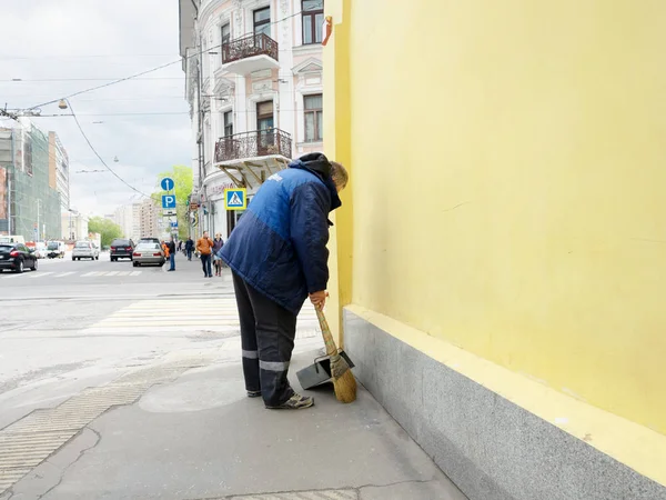 Şehir merkezinde çalışan hademe — Stok fotoğraf