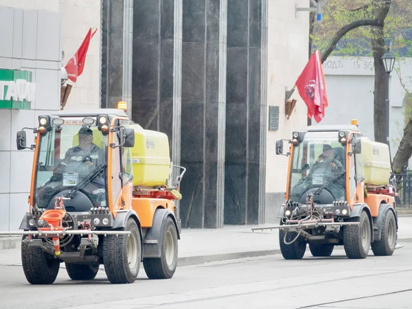 Road cleaning vehicles with a tank of water — Stock Photo, Image