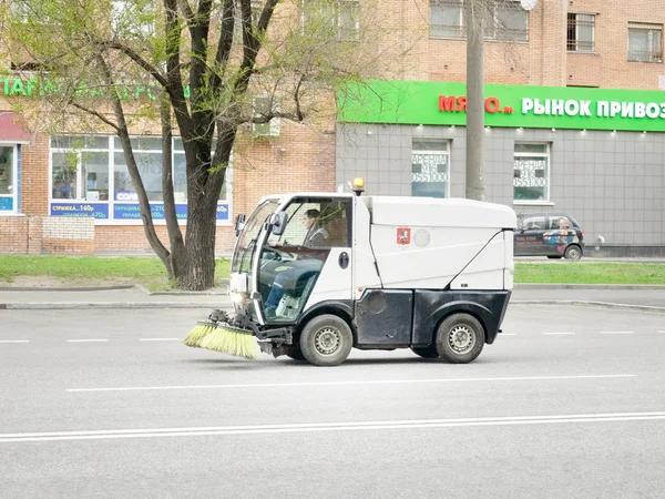 Spazzole di macchina di pulizia di strada su strada — Foto Stock