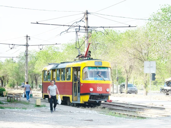 ロシアの小さな町のヴィンテージトラムはまだ乗客を運びます — ストック写真