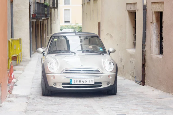Mini Cooper sul marciapiede del centro storico Girona — Foto Stock