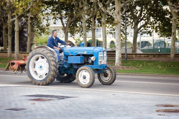 농부는 농장 트랙터에 도시의 거리에 타고 — 스톡 사진
