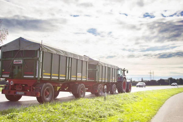 Tractor con un remolque de metal grande en la carretera —  Fotos de Stock