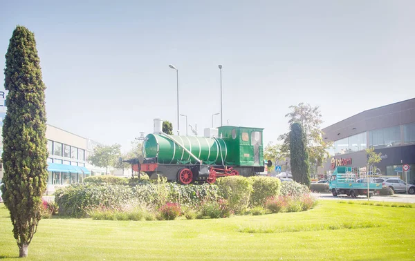 Locomotora de vapor del siglo XIX como monumento en la plaza —  Fotos de Stock