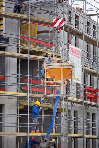 Constructores levantan la manga para la solución en la construcción de casas — Foto de Stock