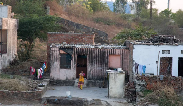 Oor petites maisons à la périphérie de la ville indienne — Photo