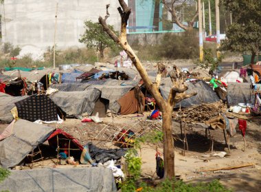 Eteklerinde tipik Hint gecekondu