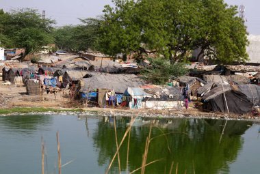 Eteklerinde tipik Hint gecekondu