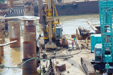 Goa büyük nehir karşısında arabalar için beton köprü inşaatı