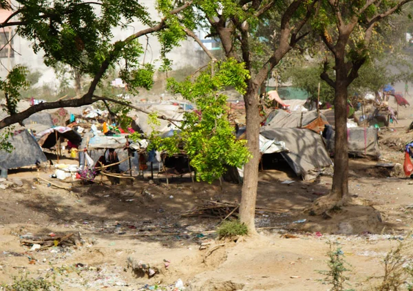 외곽의 전형적인 인도 빈민가 — 스톡 사진