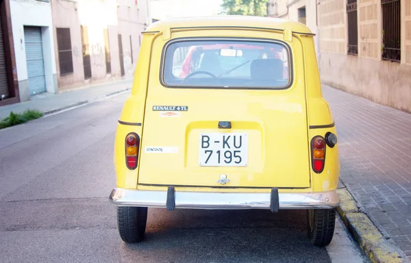 Yellow Renault 4TL — Stock Photo, Image