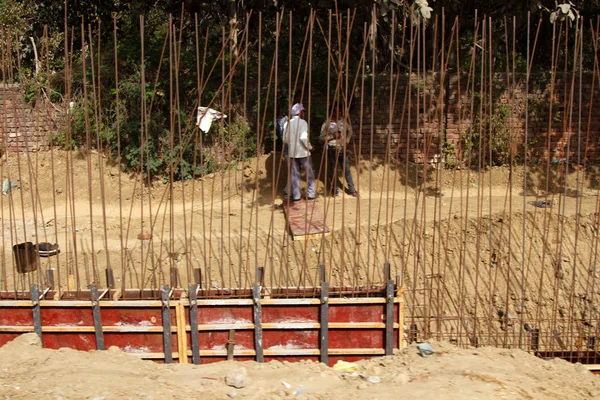 Construção de paredes de concreto em fase de reforço — Fotografia de Stock