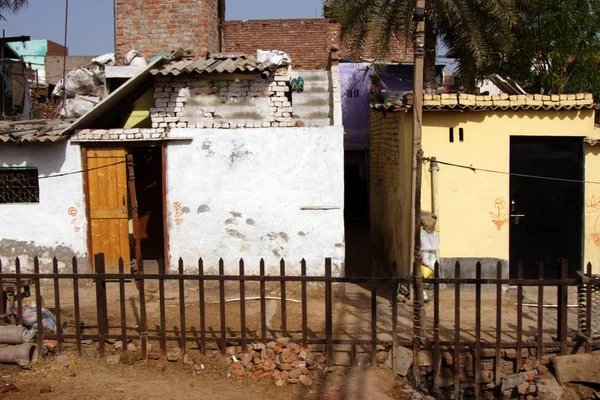 인도 도시 외곽에 있는 작은 집들 — 스톡 사진