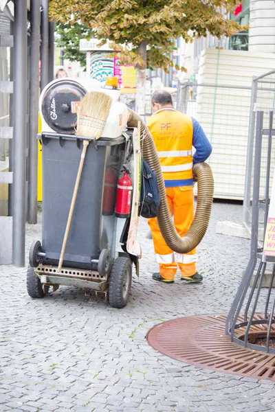 Street Cleaner i rengöring trottoarer — Stockfoto