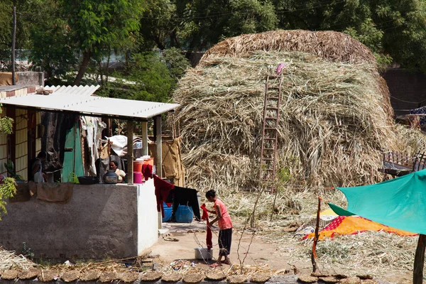 Cour du village indien avec une botte de foin — Photo