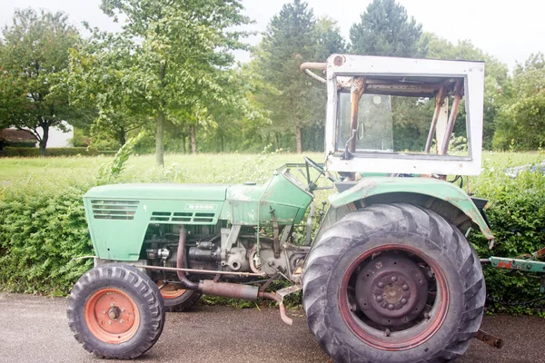Bahçe ve Park işleri için eski traktör — Stok fotoğraf