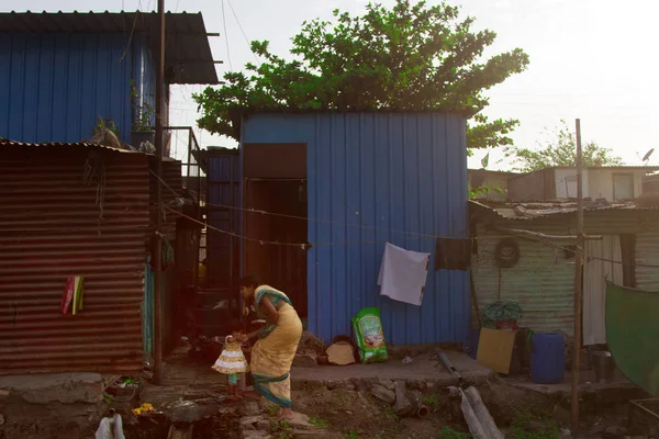 Şehrin eteklerinde zavallı küçük evler — Stok fotoğraf