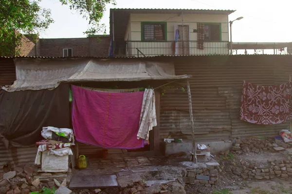 도시의 외곽에 가난한 작은 주택 — 스톡 사진