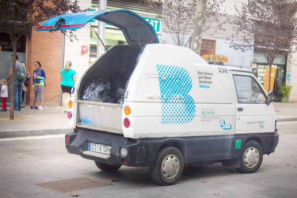Bir şehir caddesinde çöp toplama için küçük bir çöp kamyonu