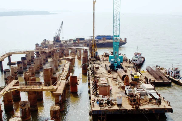 Construction of concrete bridge for cars across big river in Goa — Stock Photo, Image
