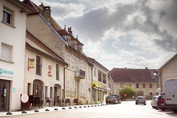 Oude stad van Frankrijk met huizen van burghers, kleine winkeltjes — Stockfoto