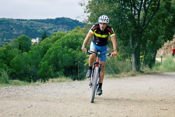 Hegyi kerékpárosai a Mount Tibidabo egy séta a szabad napon — Stock Fotó