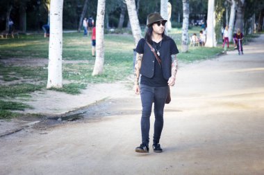 Uzun saçlı ve dövmeler çok Spsin genç adam