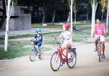 İspanya baba ve kızı bir bisiklet ebinmek