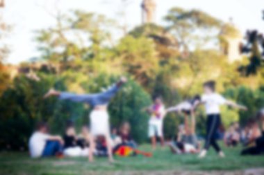 Gençler çimlerde yatıyor.