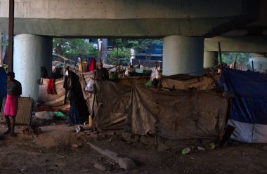 Eteklerinde tipik Hint gecekondu