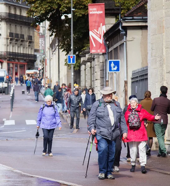 Dijon Touristen und Bürger auf den Straßen — Stockfoto