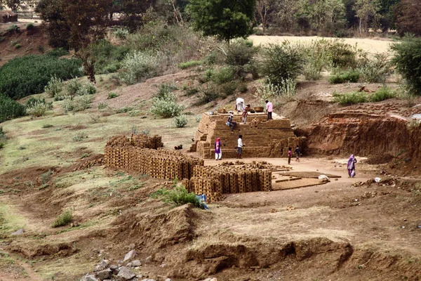 Kilin bol olduğu bir alanda tuğla fırını yapımı