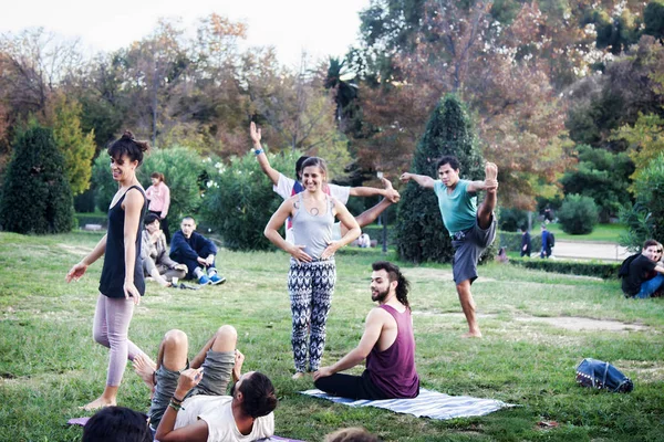 Gimnasia, gimnasio, calistenia entre los aficionados a la juventud en el Parque — Foto de Stock