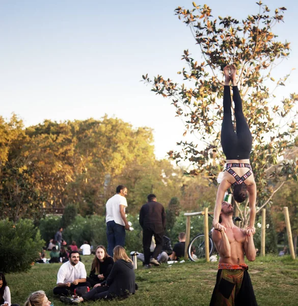 Gimnasia, gimnasio, calistenia entre los aficionados a la juventud en el Parque — Foto de Stock