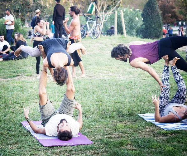 Gimnastyka, siłownia, Calisthenics wśród fanów młodzieży w parku — Zdjęcie stockowe