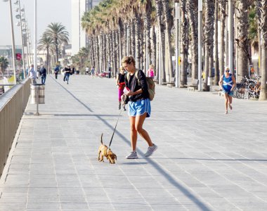 Sahil Bulvarı'nda bir köpek ile İspanya kız