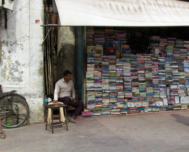 onun sokak dükkanında kitapçı