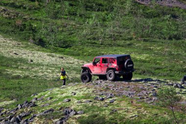 Jeep Rubicon bir yol olmadan kayalık arazi üzerinde hareket