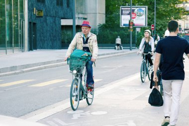 Fransız şehrinin sokaklarında bisikletçiler