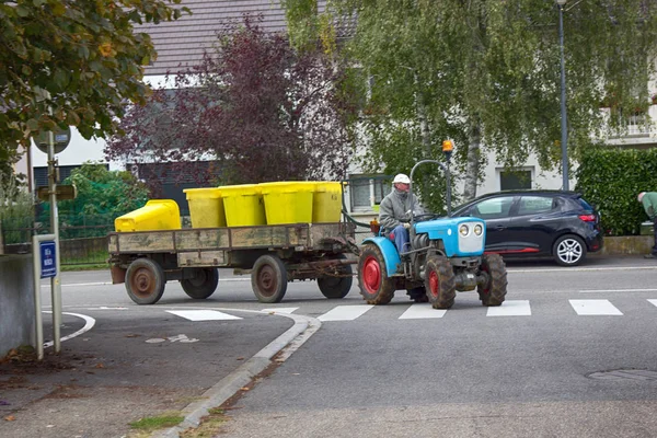 Garbage collection in a provincial town — Stock Photo, Image