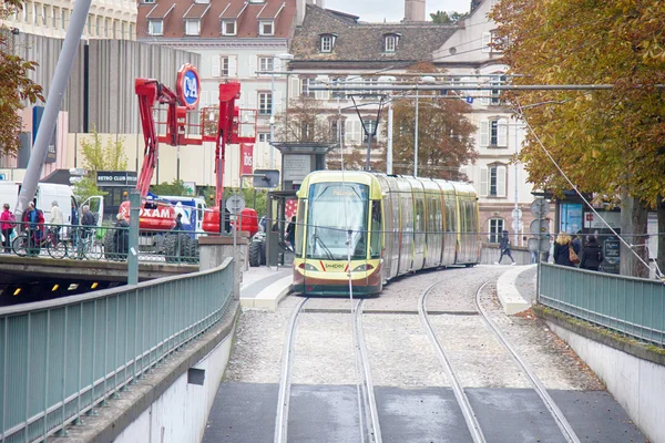 Transporte eléctrico de passageiros eco-friendly vai para o túnel — Fotografia de Stock