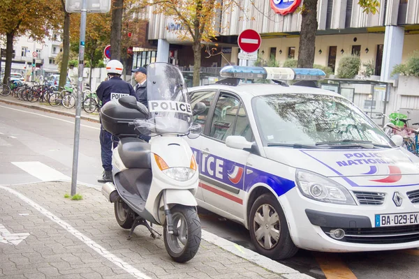 Frankrike protesten och en polis Cordon — Stockfoto