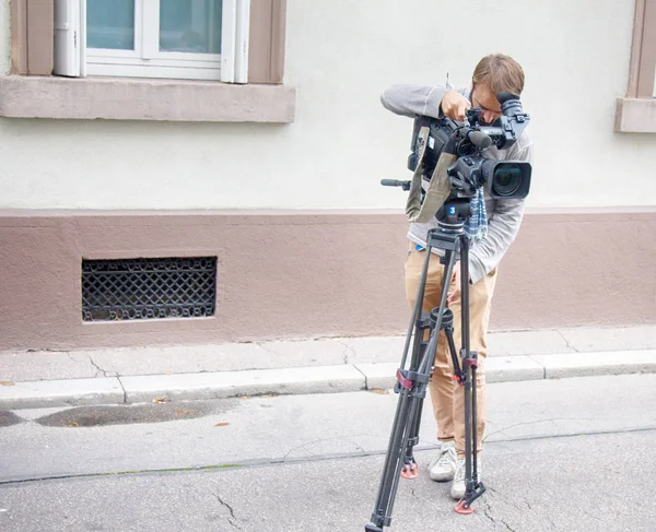 Obsluha pracuje na ulici s filmovou kamerou — Stock fotografie