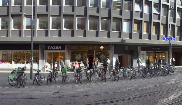 Aparcamiento para bicicletas en el casco antiguo de Estrasburgo — Foto de Stock