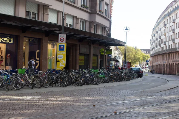 Aparcamiento para bicicletas en el casco antiguo de Estrasburgo — Foto de Stock