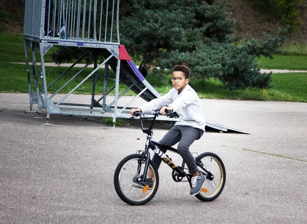 青少年在公园骑自行车 — 图库照片