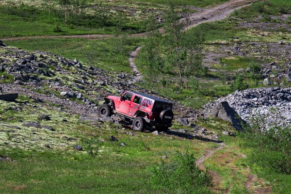 Jeep Rubicon mozog a sziklás terepen út nélkül — Stock Fotó